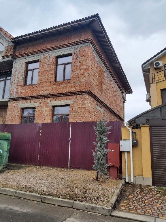 Продается дом на 3 этажа 650 кв. м с камином, цена: 950000 $ - фото 1