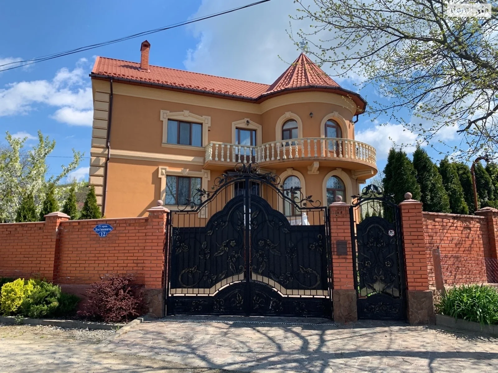 Продається будинок 2 поверховий 273 кв. м з гаражем, цена: 235000 $