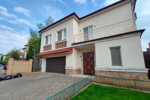 Продается дом на 2 этажа 475 кв. м с верандой