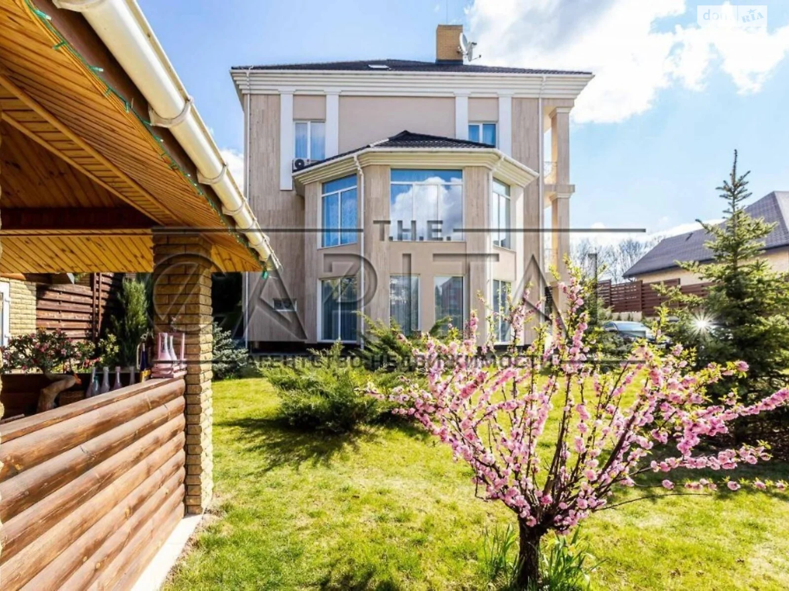 Продается дом на 3 этажа 610 кв. м с баней/сауной, цена: 1150000 $ - фото 1