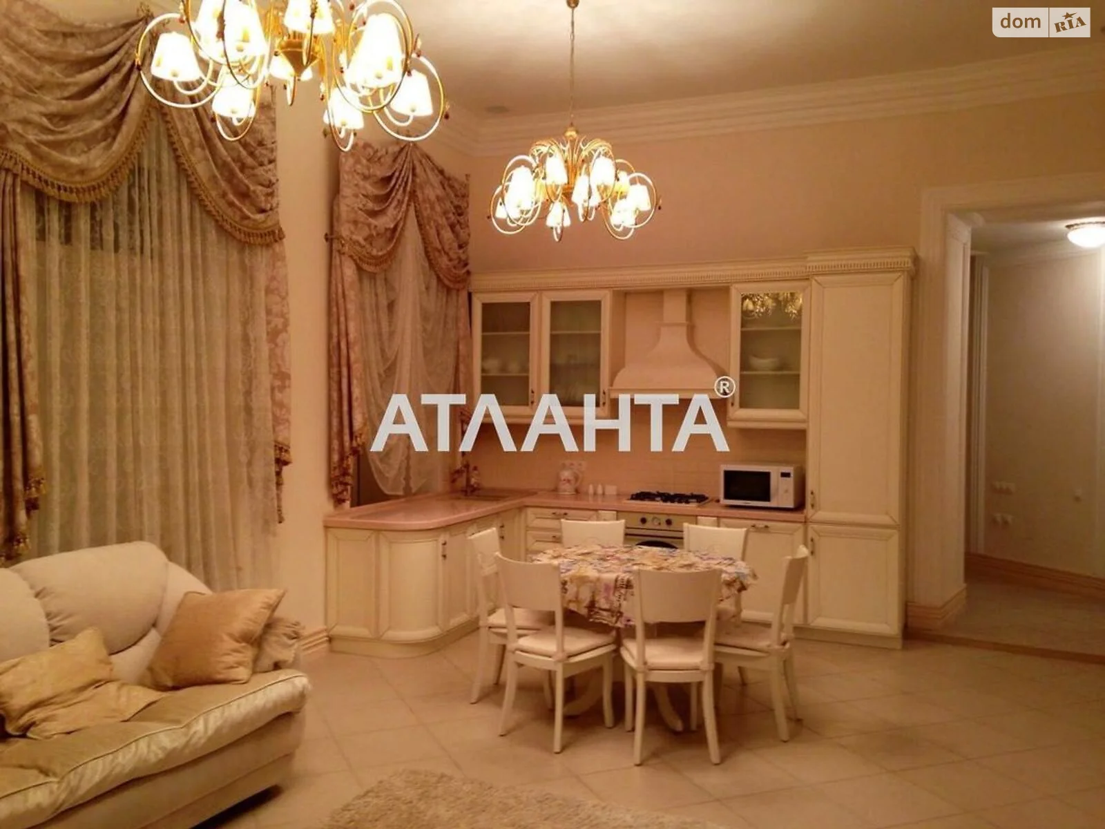 Продается 3-комнатная квартира 130 кв. м в Одессе, ул. Екатерининская