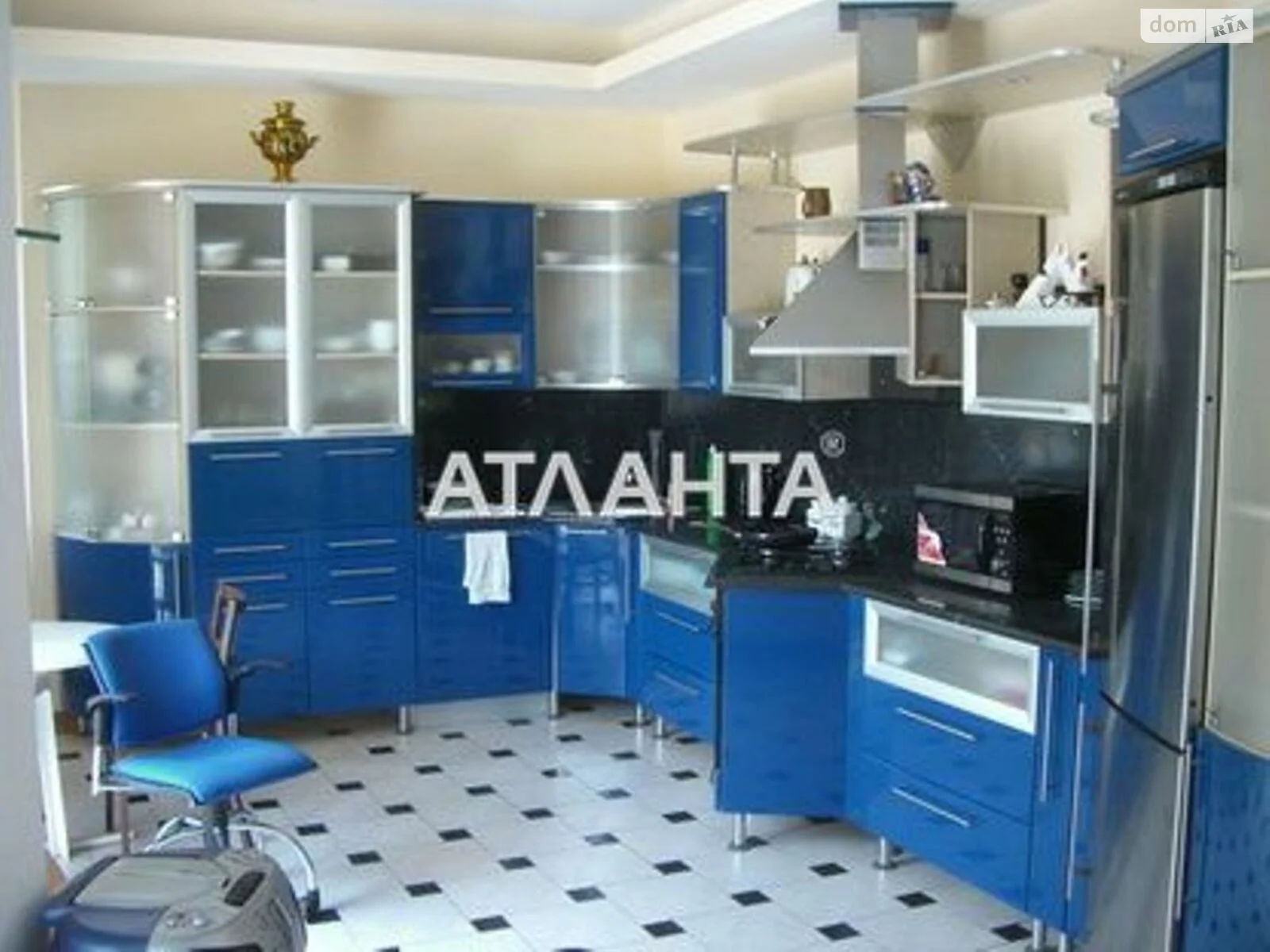 Продается дом на 2 этажа 600 кв. м с гаражом, цена: 740000 $ - фото 1