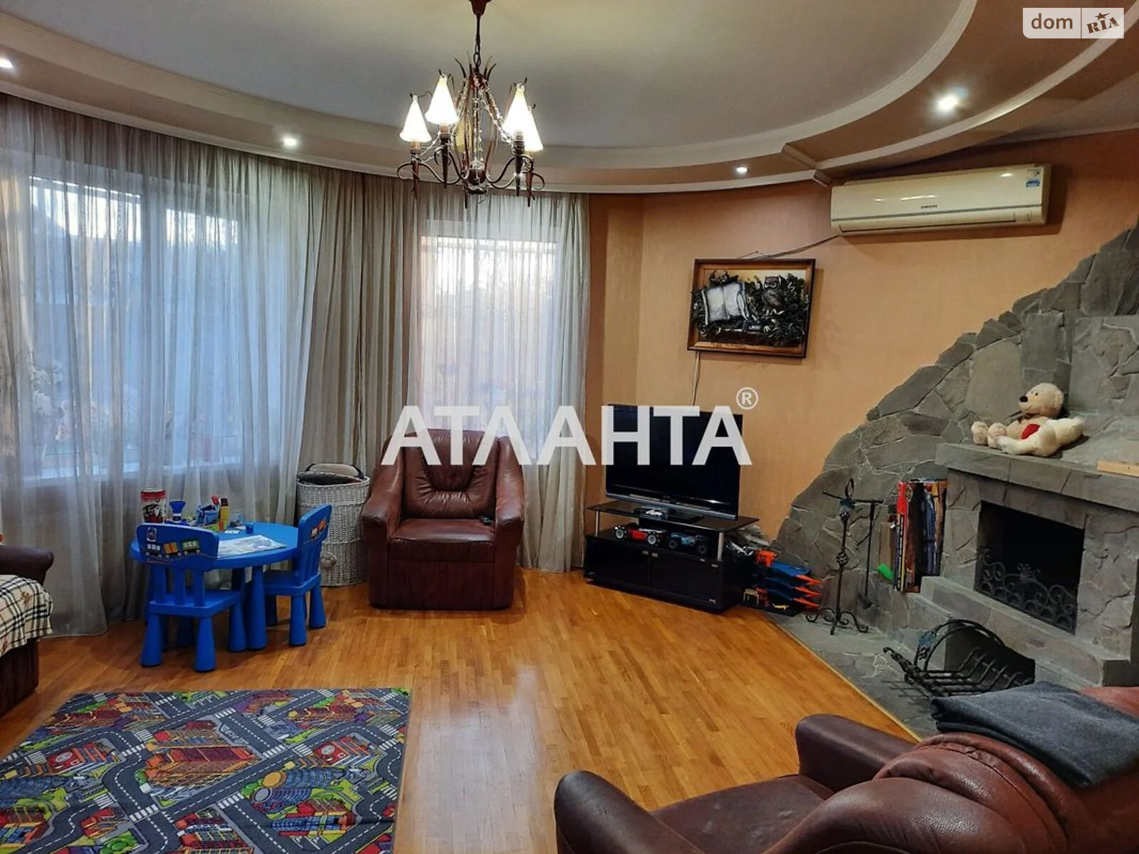 Продается дом на 2 этажа 290 кв. м с камином, цена: 150000 $ - фото 1