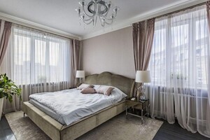 Продается 3-комнатная квартира 93 кв. м в Киеве, Трехсвятительская улица