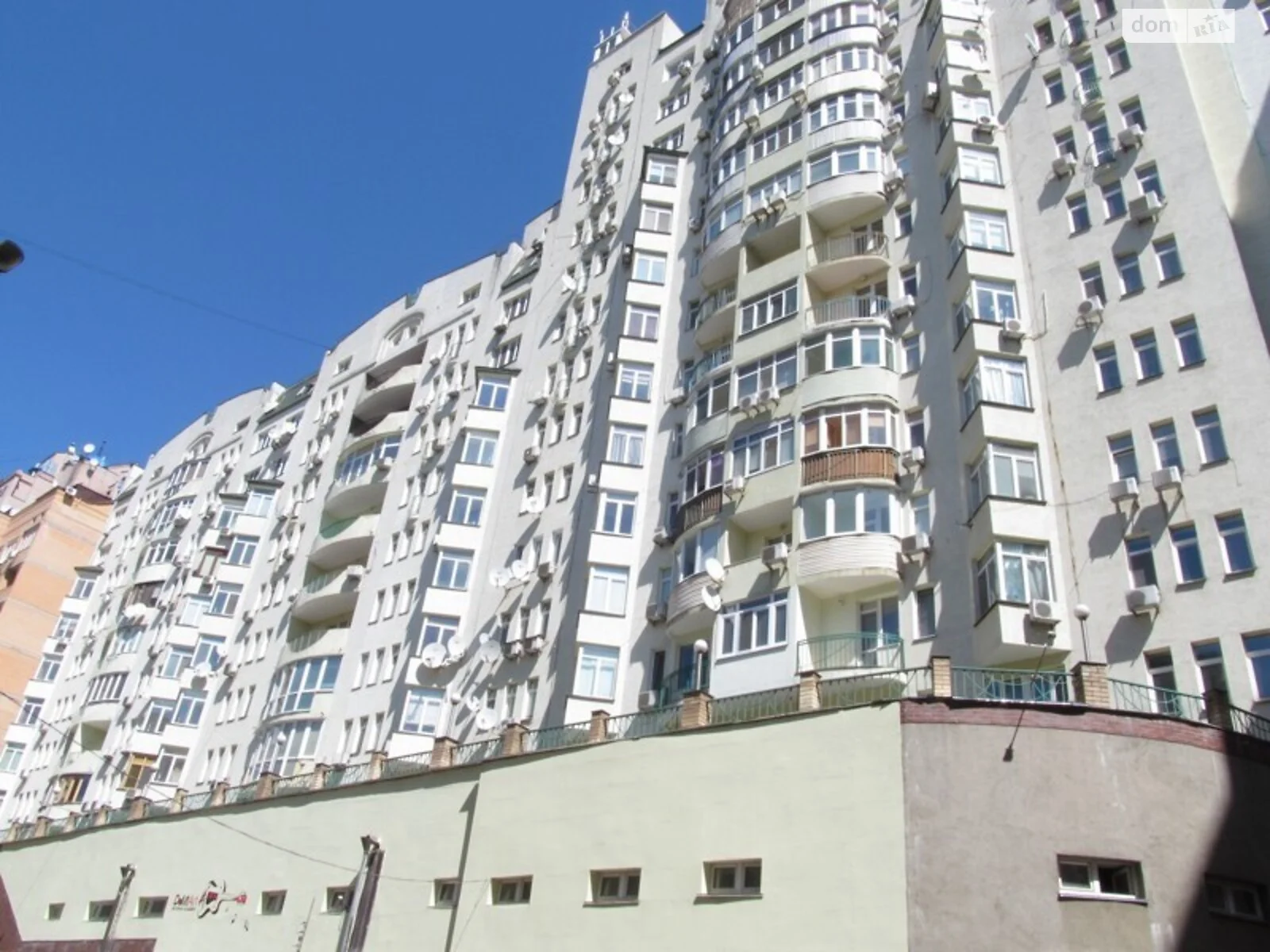 Продається 4-кімнатна квартира 156 кв. м у Києві, вул. Дмитрівська, 56Б