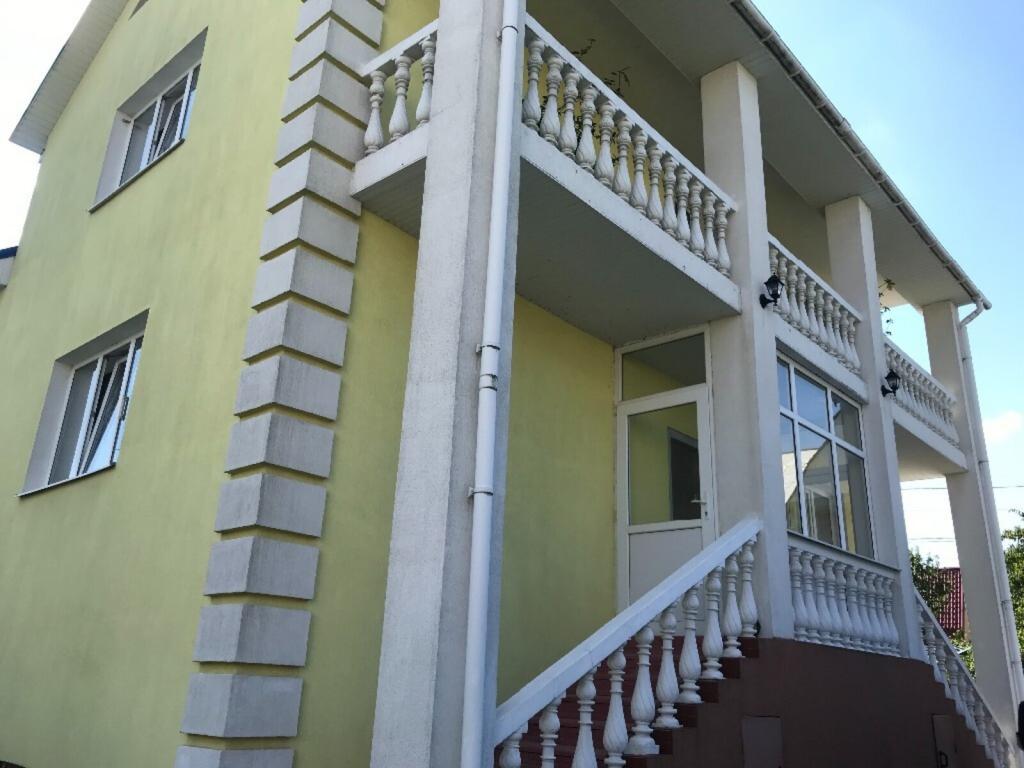 Продается дом на 3 этажа 250 кв. м с террасой, цена: 185000 $