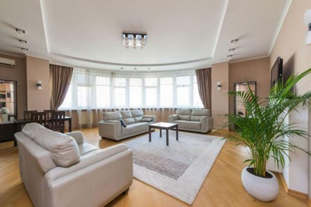 Продается 4-комнатная квартира 185 кв. м в Киеве, бул. Леси Украинки - фото 1