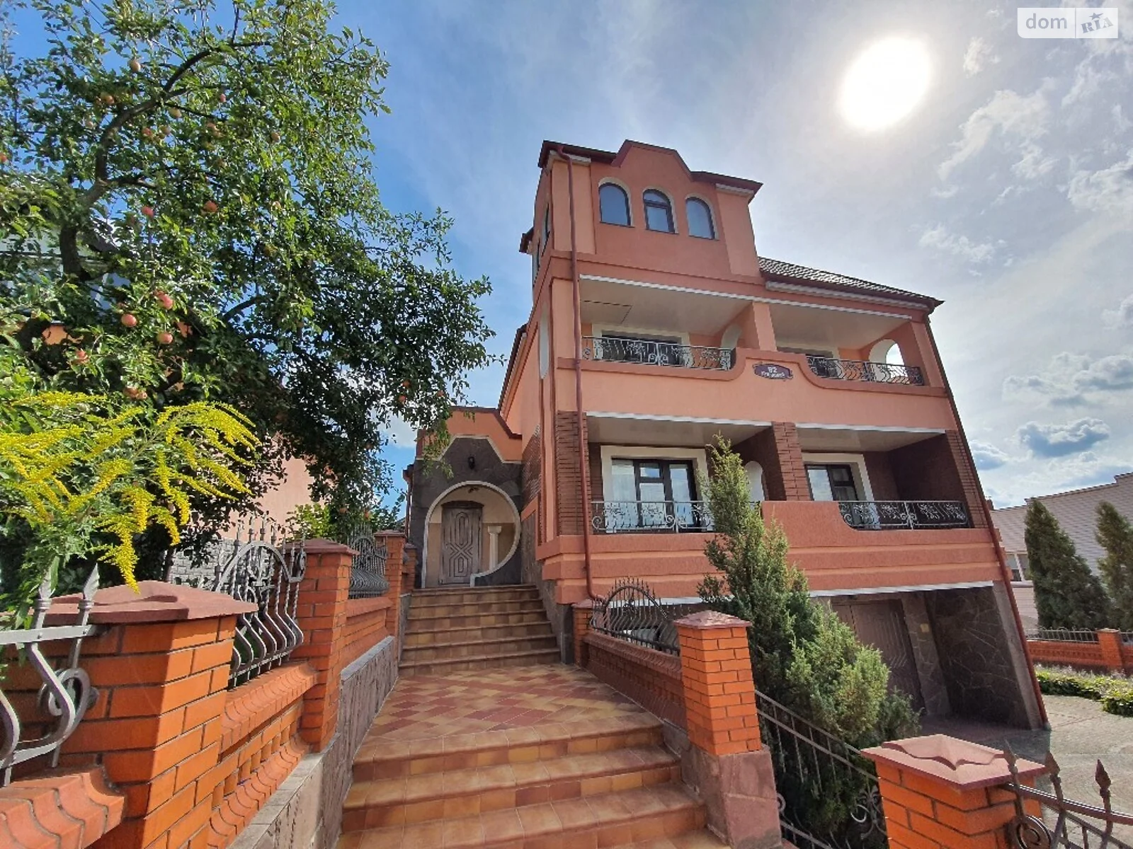 Продается дом на 2 этажа 246 кв. м с балконом, цена: 180000 $