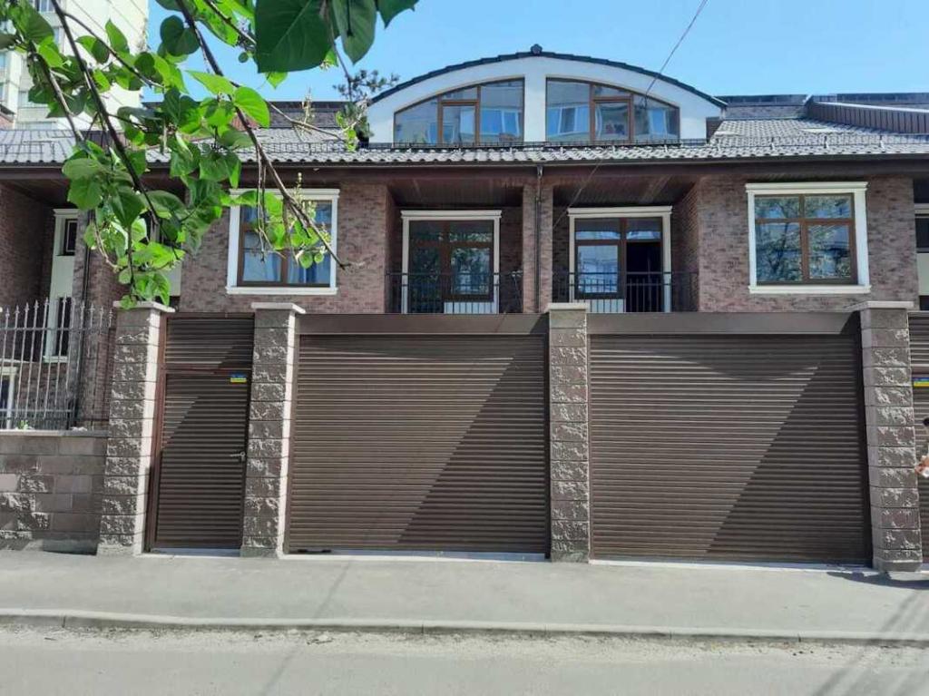 Продается дом на 3 этажа 300 кв. м с террасой, цена: 350000 $ - фото 1