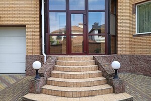 Продается дом на 2 этажа 250 кв. м с бассейном