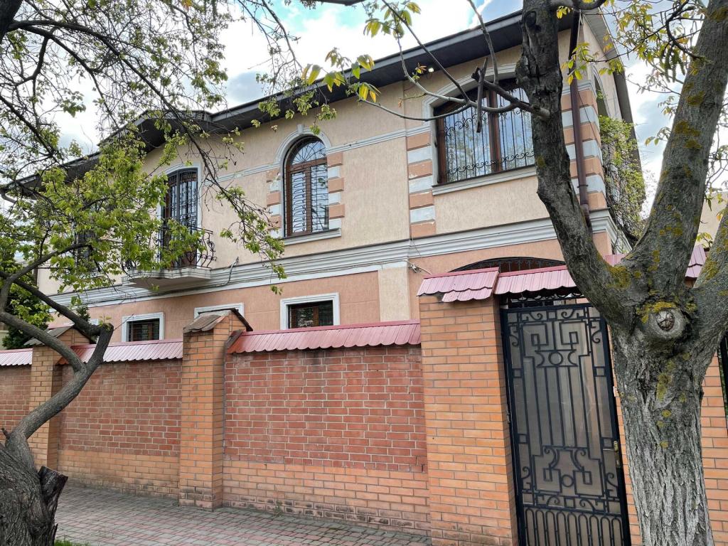 Продается дом на 2 этажа 192 кв. м с камином, цена: 250000 $