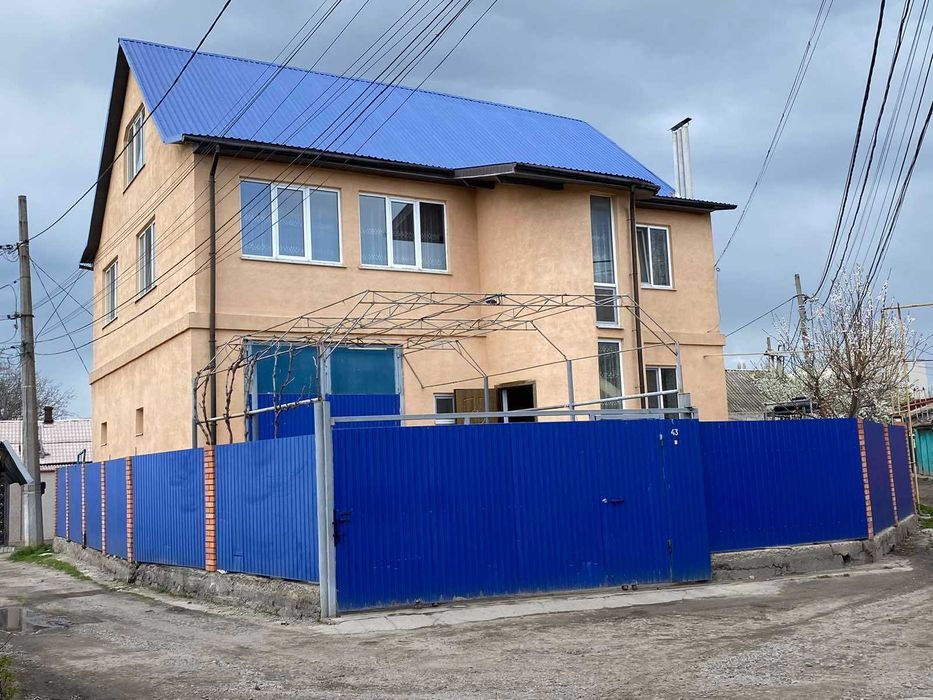 Продается дом на 3 этажа 480 кв. м с гаражом, цена: 155000 $ - фото 1