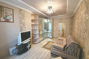 Продается 4-комнатная квартира 127 кв. м в Киеве, Дмитриевская улица