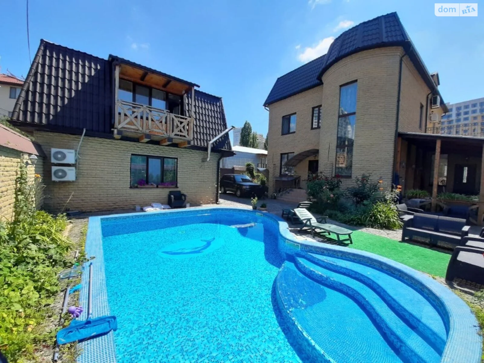 Продается дом на 3 этажа 450 кв. м с бассейном, цена: 1000000 € - фото 1