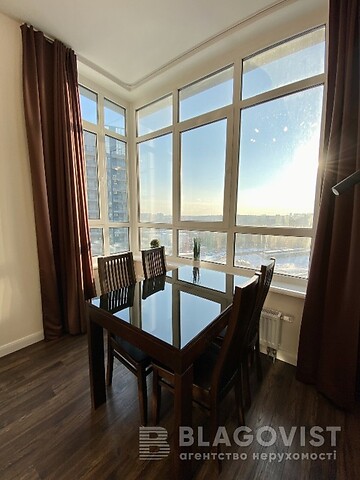 Продается 1-комнатная квартира 52 кв. м в Киеве, ул. Маккейна Джона