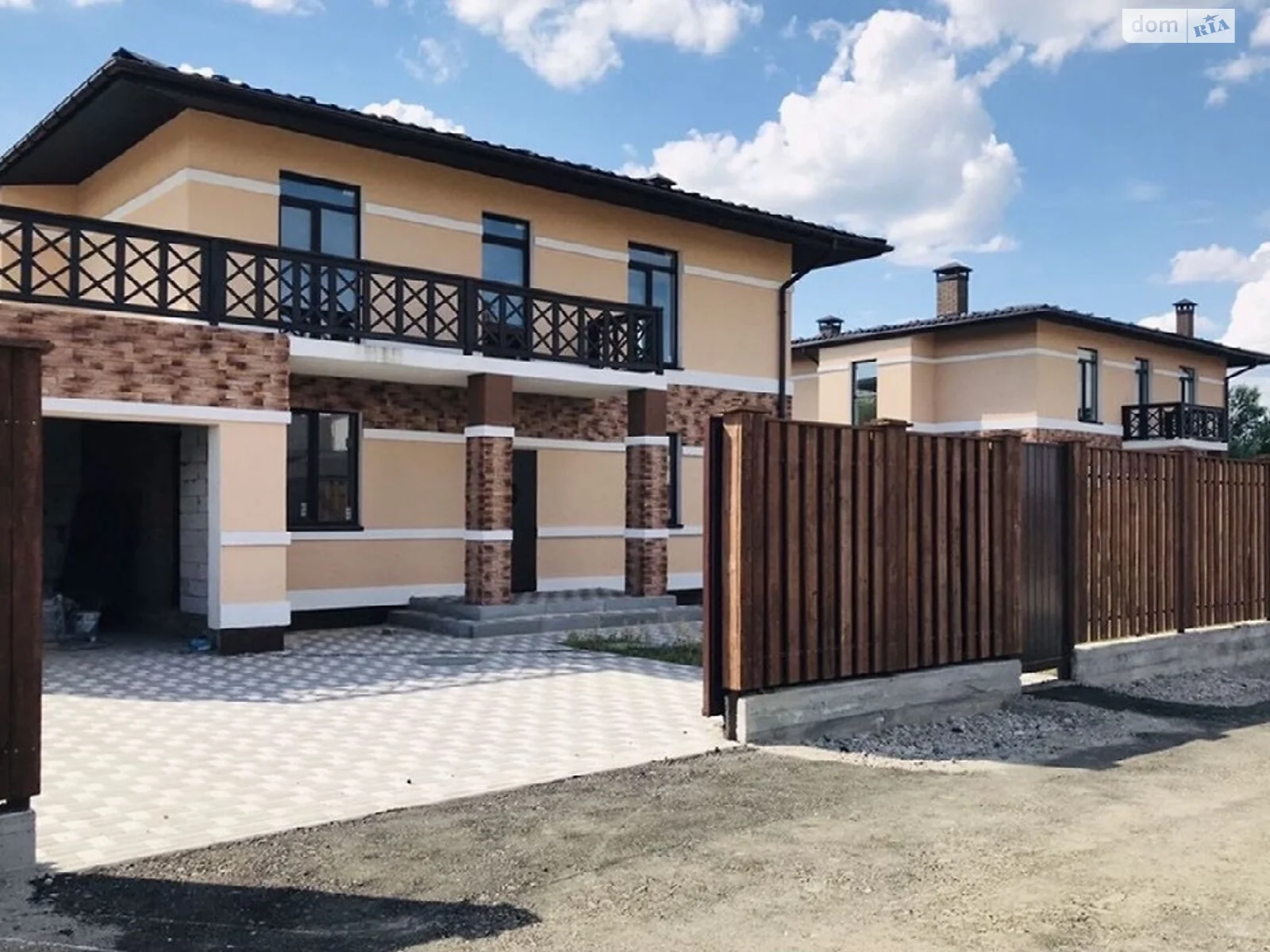 Продается дом на 2 этажа 230 кв. м с верандой, цена: 145000 $ - фото 1