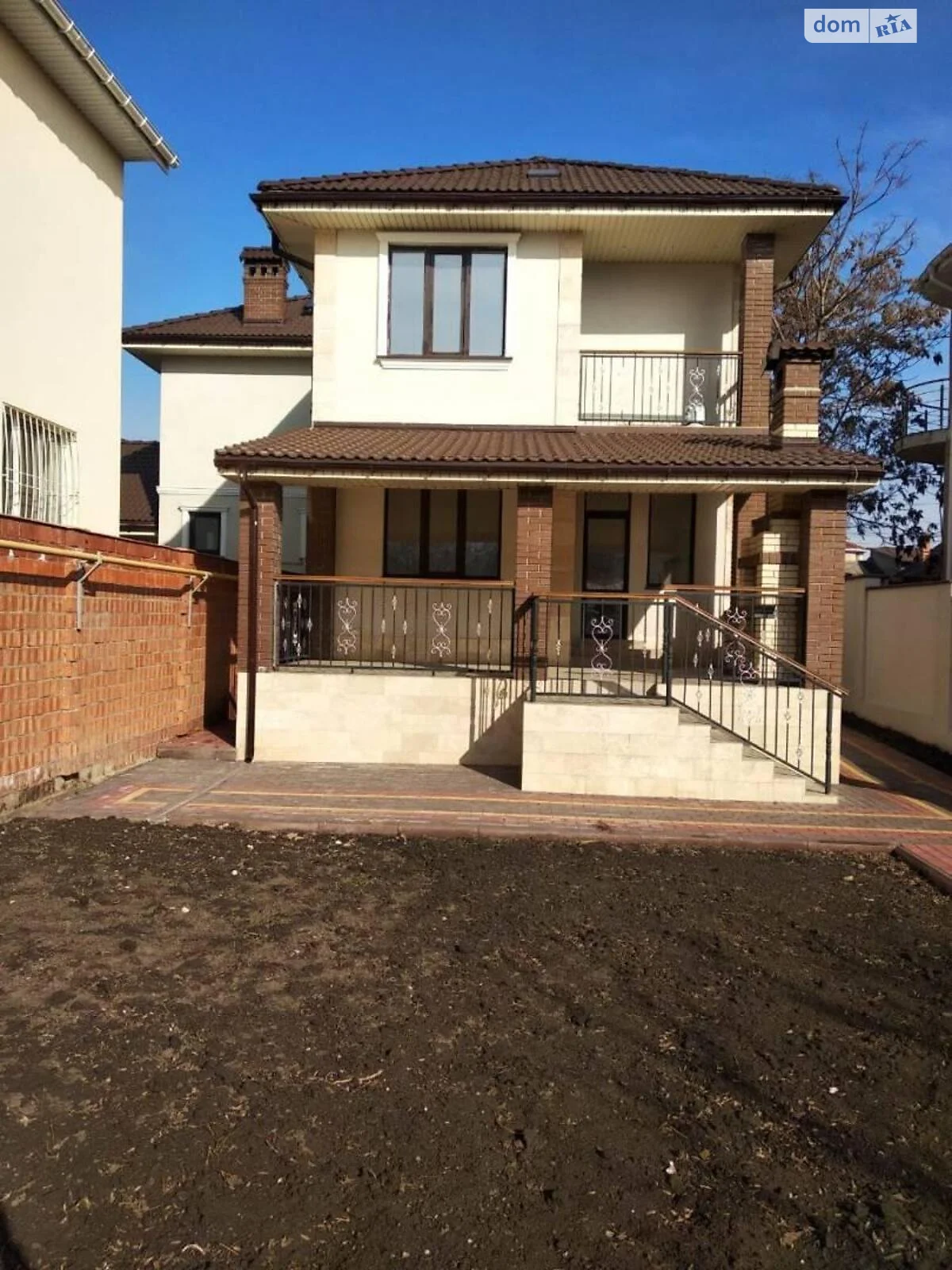 Продается дом на 2 этажа 250 кв. м с садом, цена: 370000 $