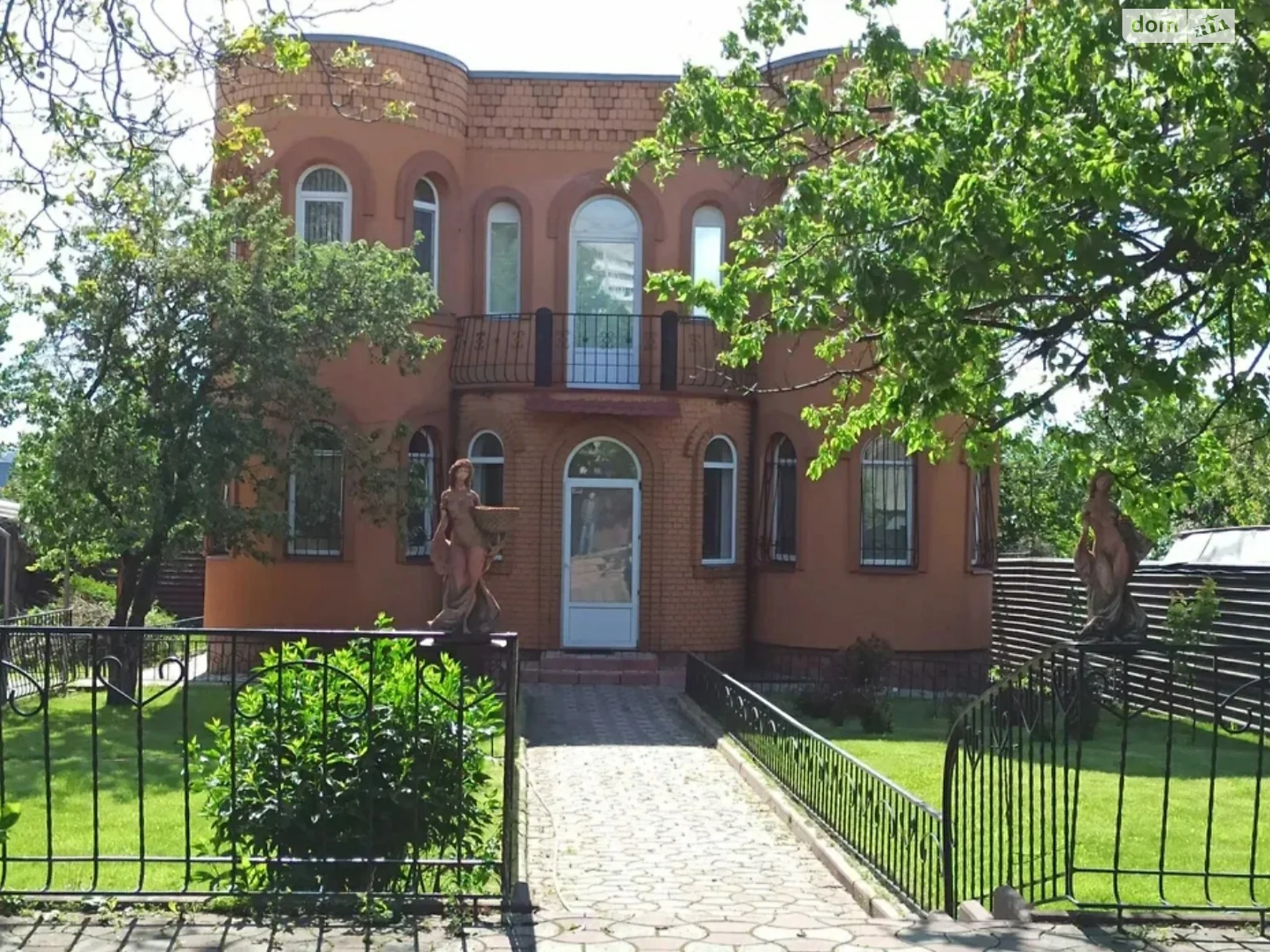 Продается дом на 2 этажа 190 кв. м с камином, цена: 220000 $ - фото 1