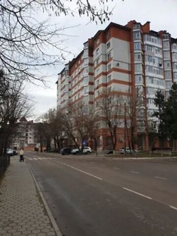 Продается 2-комнатная квартира 72 кв. м в Ивано-Франковске, ул. Хмельницкого Богдана