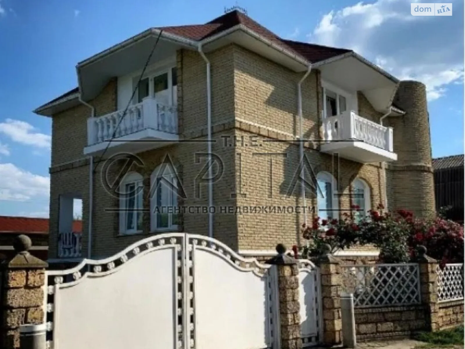 Продается дом на 3 этажа 210 кв. м с бассейном, цена: 300000 $ - фото 1