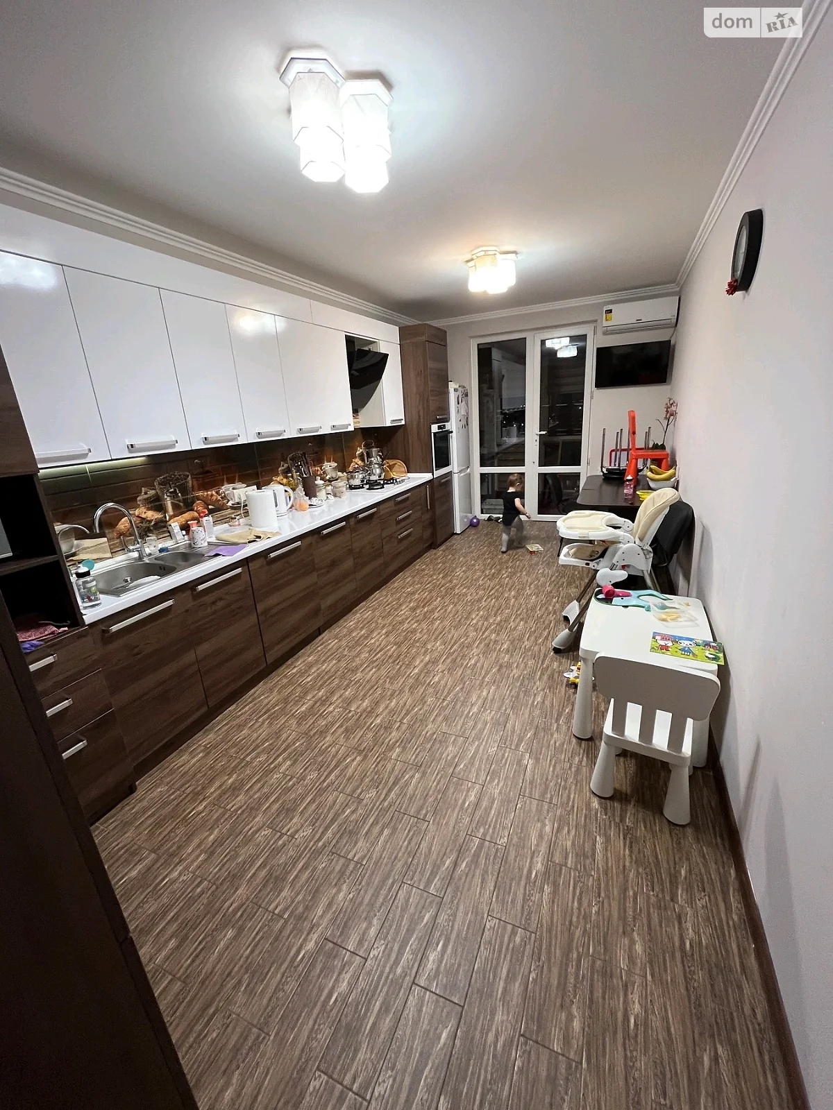 Продается 2-комнатная квартира 90 кв. м в Черновцах, цена: 100000 $