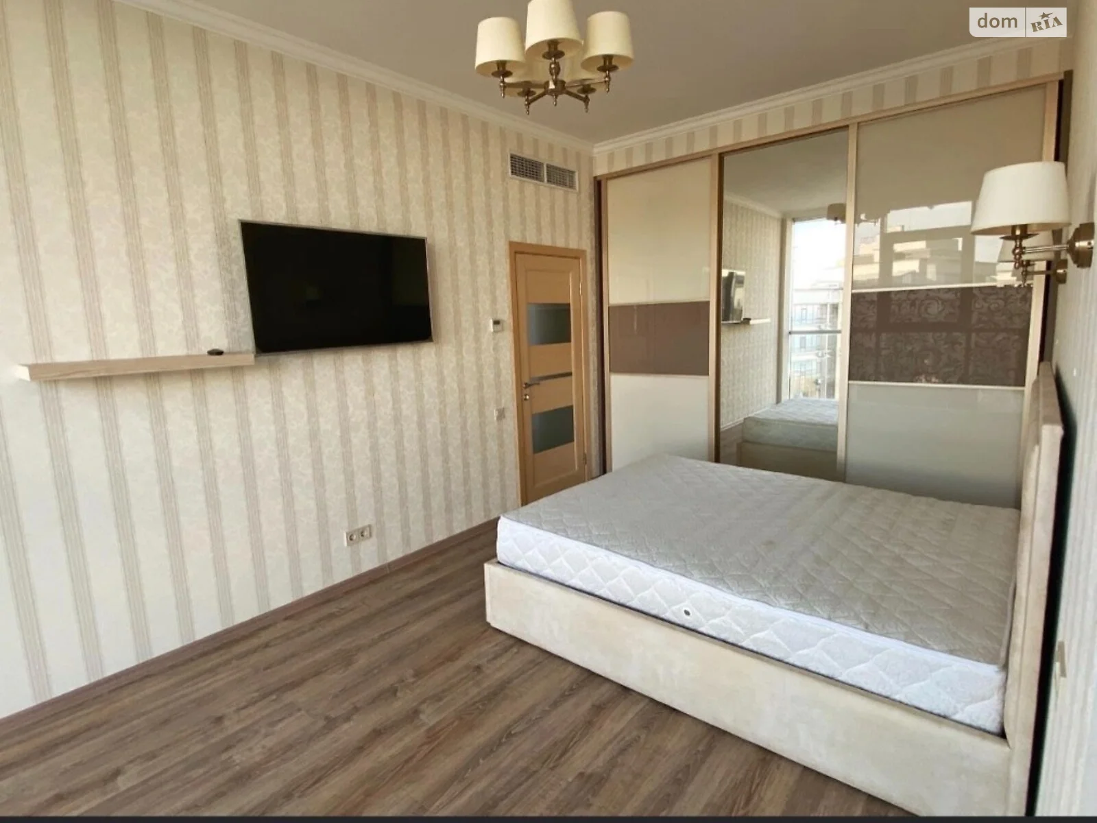 Продается 1-комнатная квартира 60 кв. м в Одессе, бул. Французский, 60 - фото 1