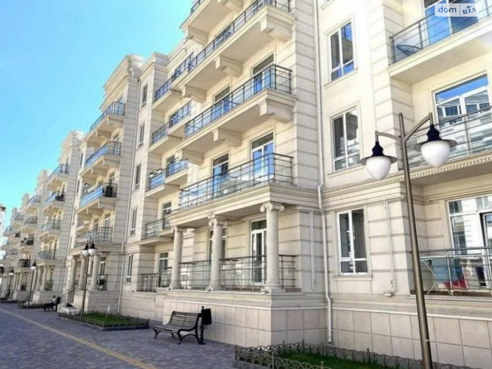 Продается 3-комнатная квартира 105 кв. м в Одессе, Фонтанская дор., 58