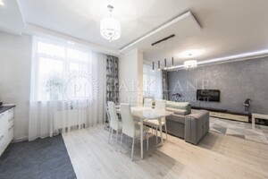 Продается 3-комнатная квартира 120 кв. м в Киеве, Гарматная улица