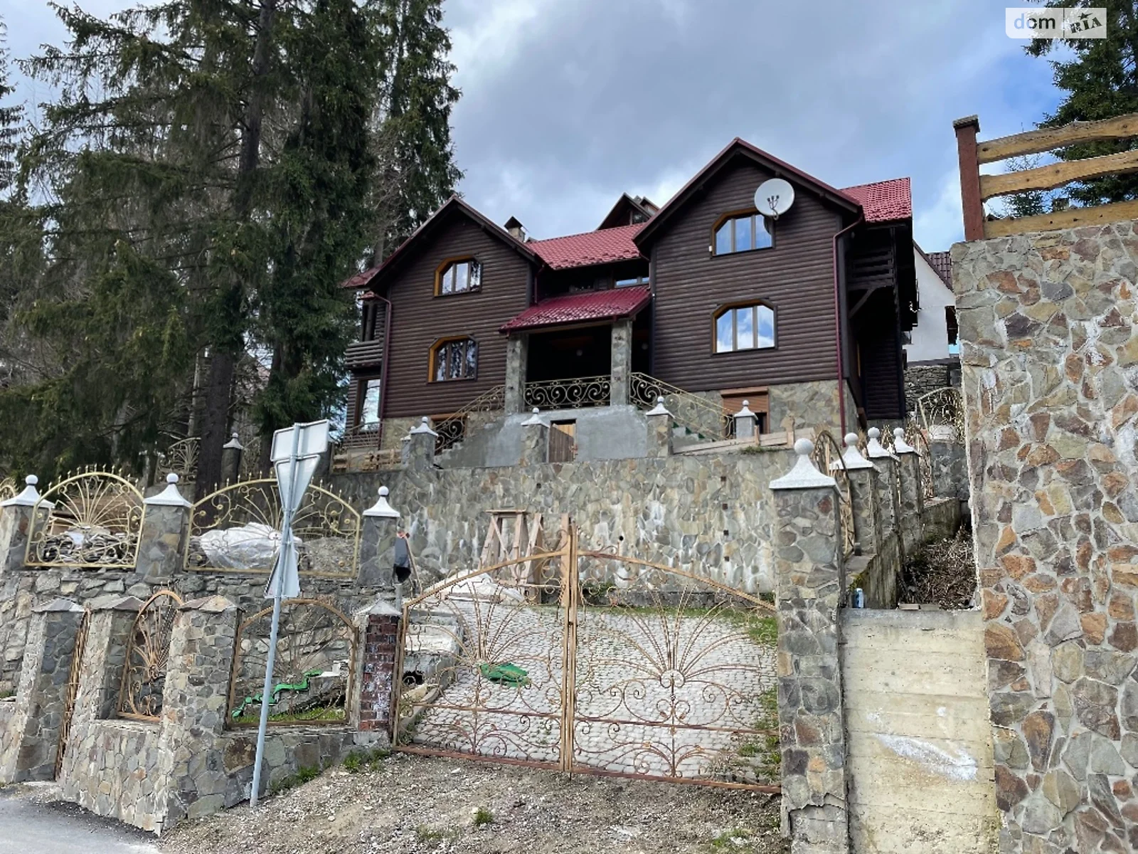 Продается дом на 3 этажа 310 кв. м с камином, цена: 1550000 $ - фото 1