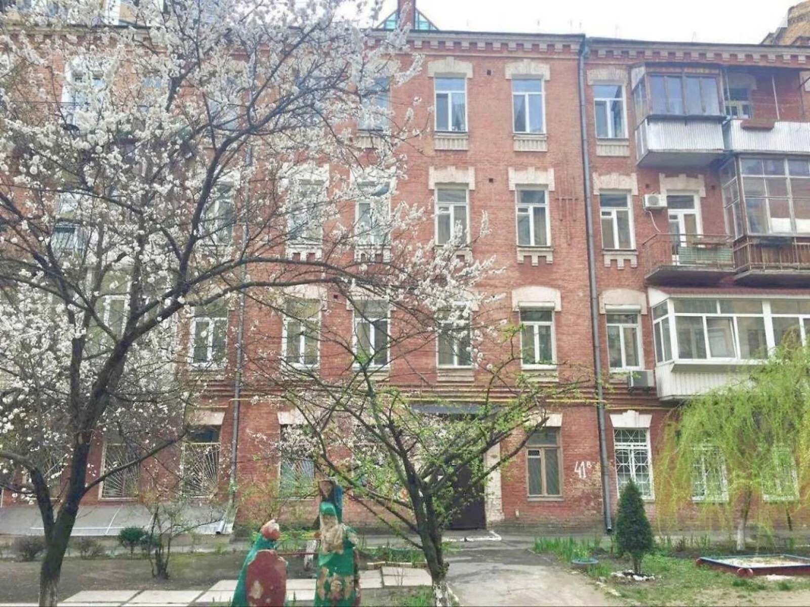 Продается 3-комнатная квартира 75 кв. м в Киеве, ул. Саксаганского, 41В