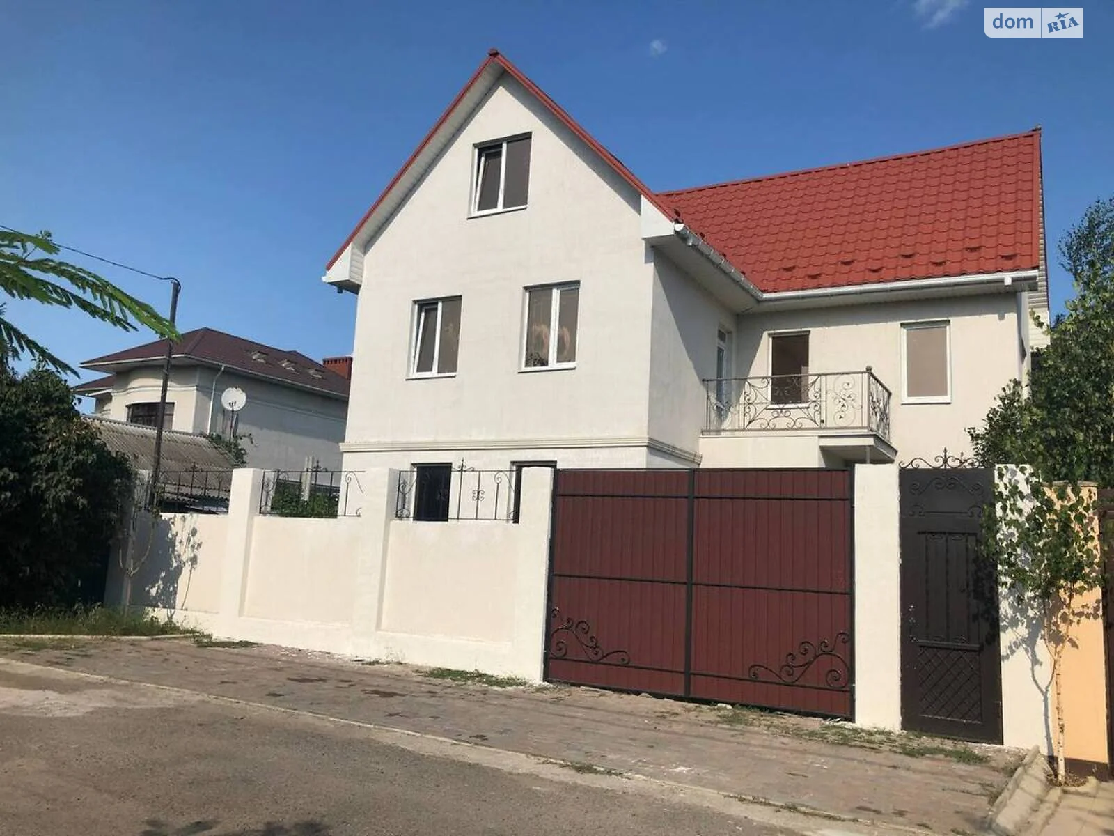 Продается дом на 3 этажа 190 кв. м с гаражом, цена: 200000 $ - фото 1