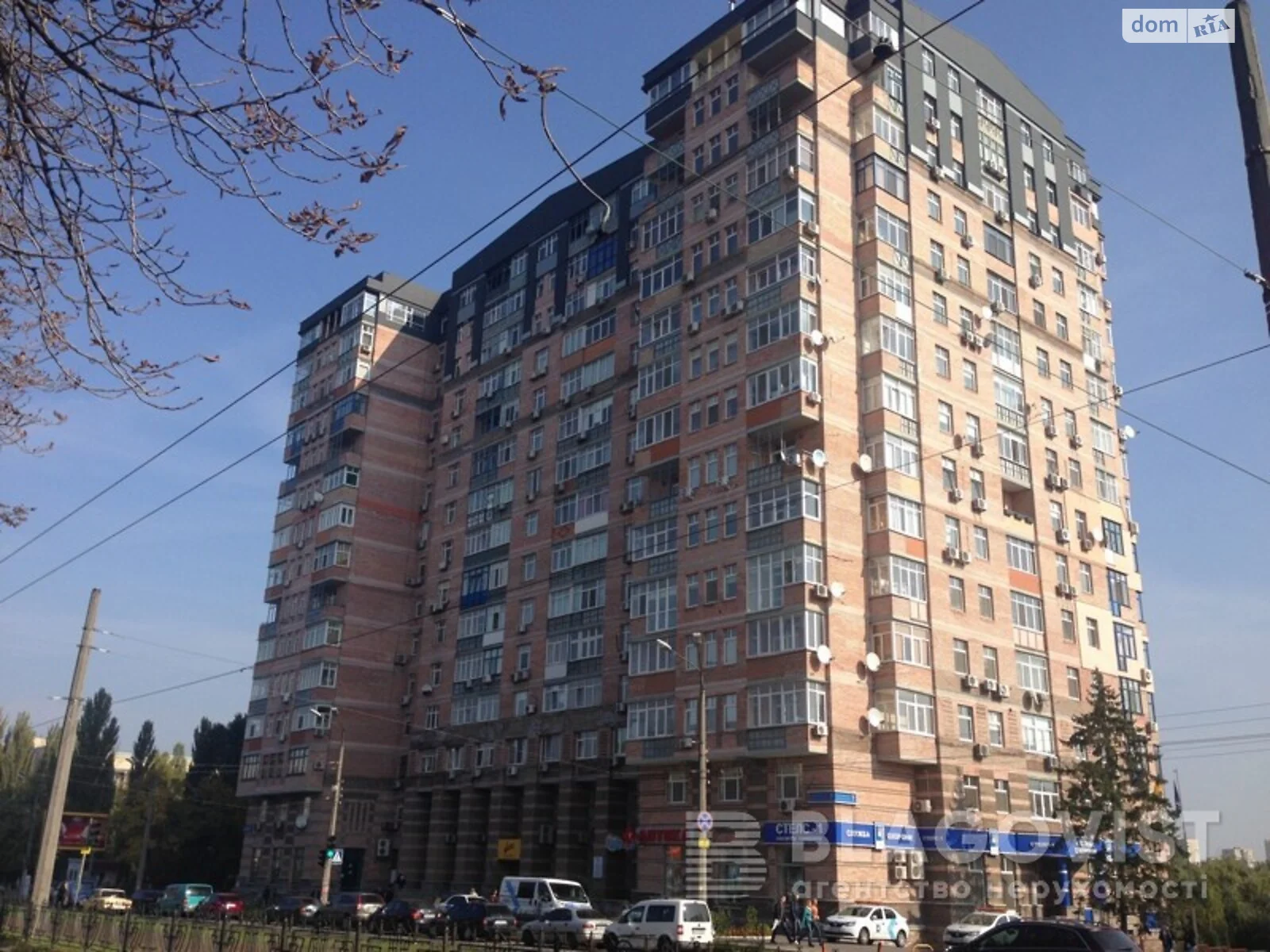 Продается 3-комнатная квартира 137 кв. м в Киеве, ул. Святослава Храброго, 7