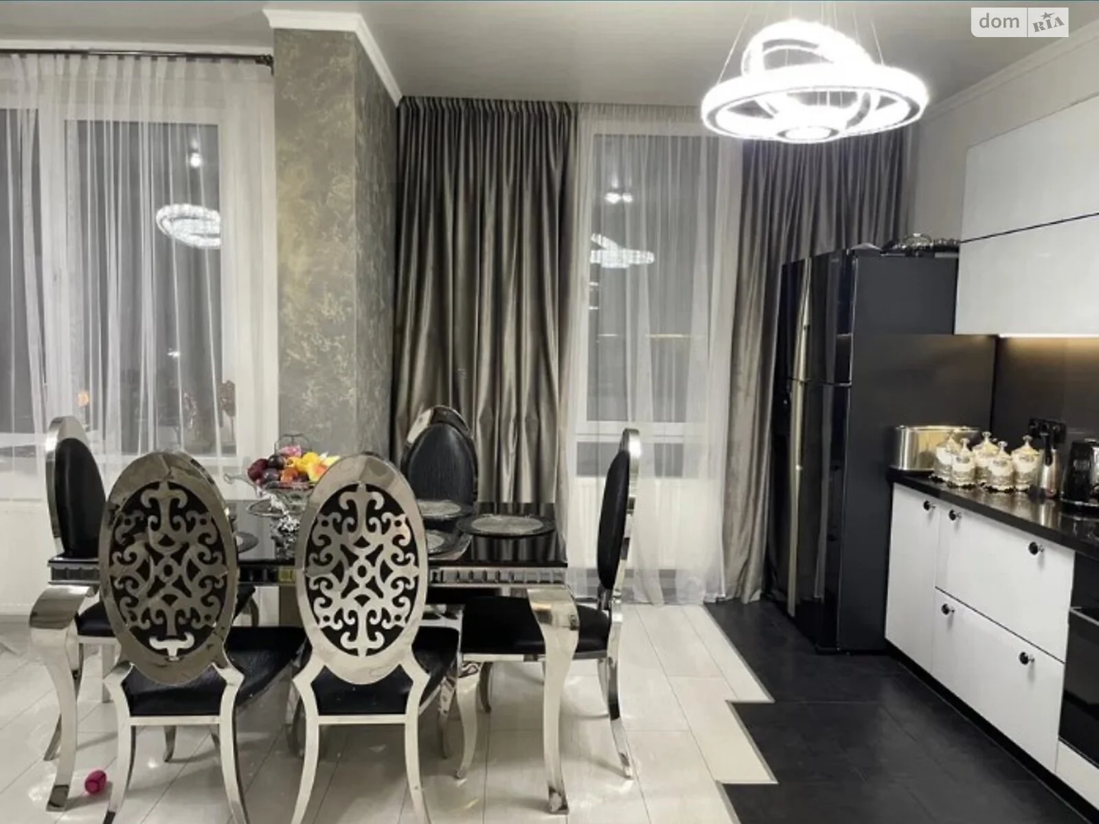 Продается 4-комнатная квартира 80.6 кв. м в Одессе, просп. Небесной Сотни