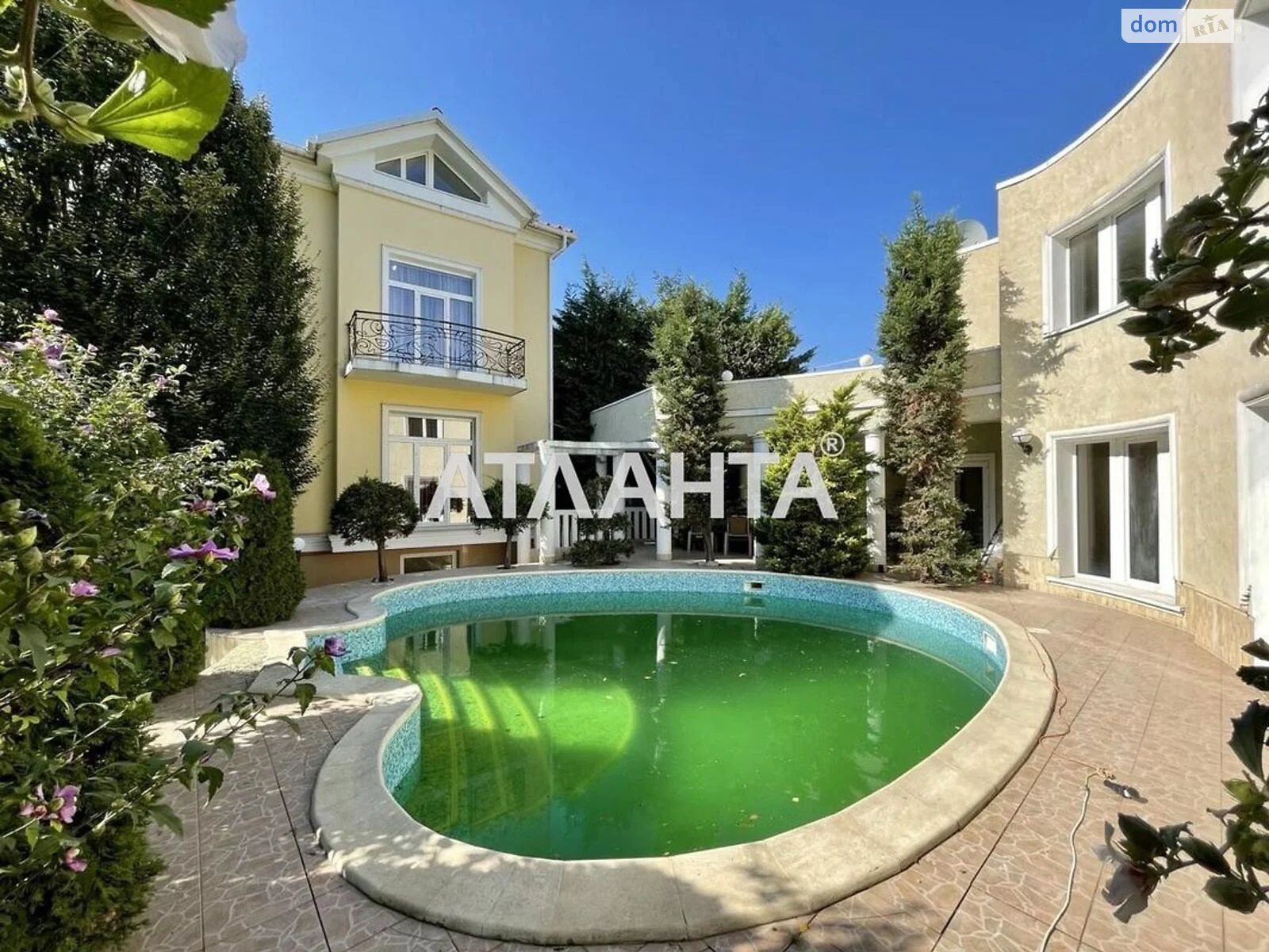Продается дом на 3 этажа 592.1 кв. м с бассейном, цена: 1100000 $