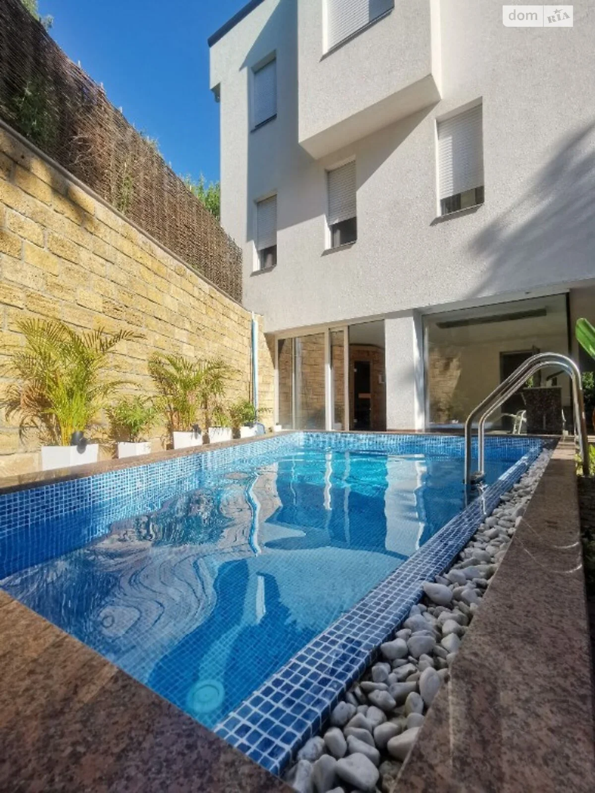 Сдается в аренду дом на 3 этажа 630 кв. м с балконом, цена: 5500 € - фото 1