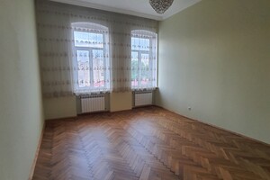 Продається 3-кімнатна квартира 100 кв. м у Чернівцях, (Червоноармійська) Майдану Героїв