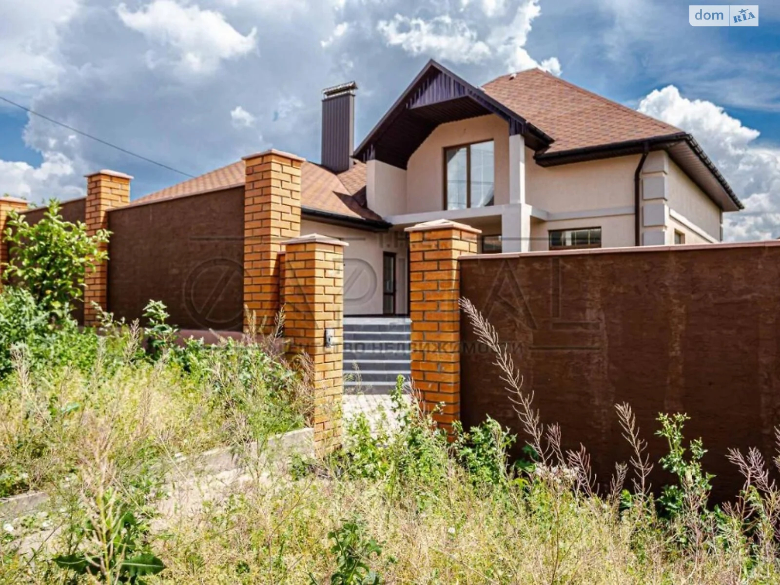 Продается дом на 2 этажа 325 кв. м с камином, цена: 260000 $ - фото 1