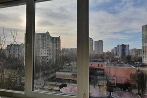 Продается 3-комнатная квартира 76 кв. м в Киеве, Симиренко улица