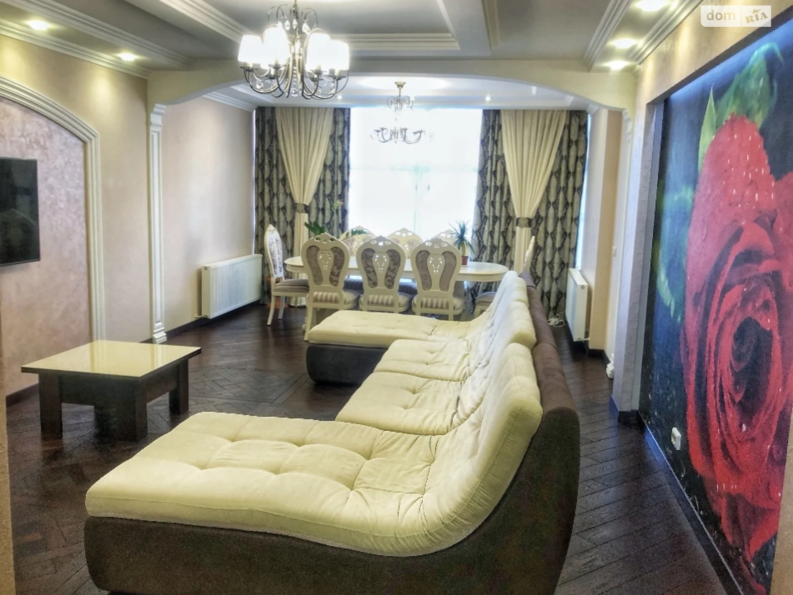 Продается 4-комнатная квартира 140 кв. м в Черновцах, цена: 175000 $