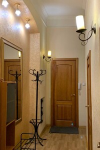 Сдается в аренду 1-комнатная квартира 65 кв. м в Киеве, Михайловская улица