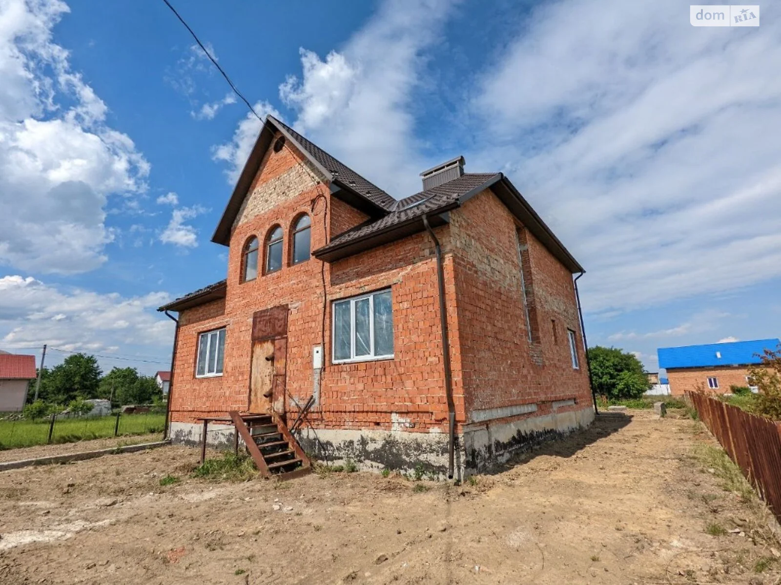 Продается дом на 2 этажа 250 кв. м с гаражом, цена: 65000 $ - фото 1