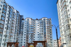 Продается 1-комнатная квартира 40 кв. м в Ивано-Франковске, Высочана Семена улица
