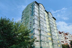 Продается 3-комнатная квартира 87.9 кв. м в Ивано-Франковске, Школьная улица