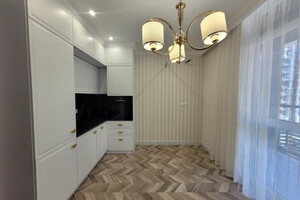 Продается 1-комнатная квартира 43 кв. м в Киеве, Предславинская улица