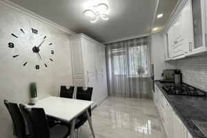 Продается 4-комнатная квартира 137 кв. м в Черновцах, Авангардная улица