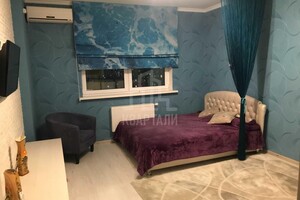 Продается 1-комнатная квартира 45 кв. м в Киеве, Воскресенская улица