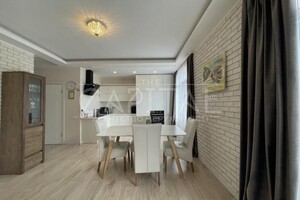 Продается 4-комнатная квартира 108 кв. м в Киеве, Дмитрия Луценко улица