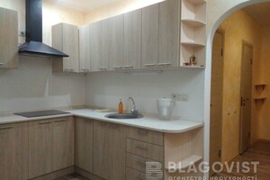Продается 1-комнатная квартира 46 кв. м в Киеве, Комбинатная улица