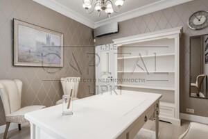 Продается 4-комнатная квартира 130 кв. м в Киеве, ул. Драгомирова