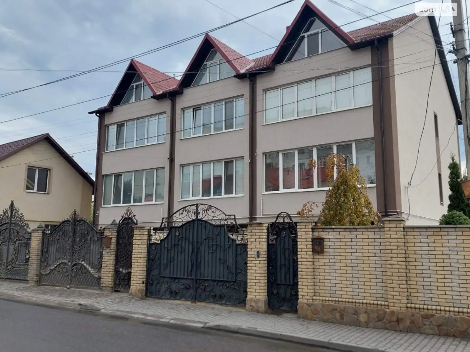 Продається частина будинку 235 кв. м з верандою, цена: 155000 $